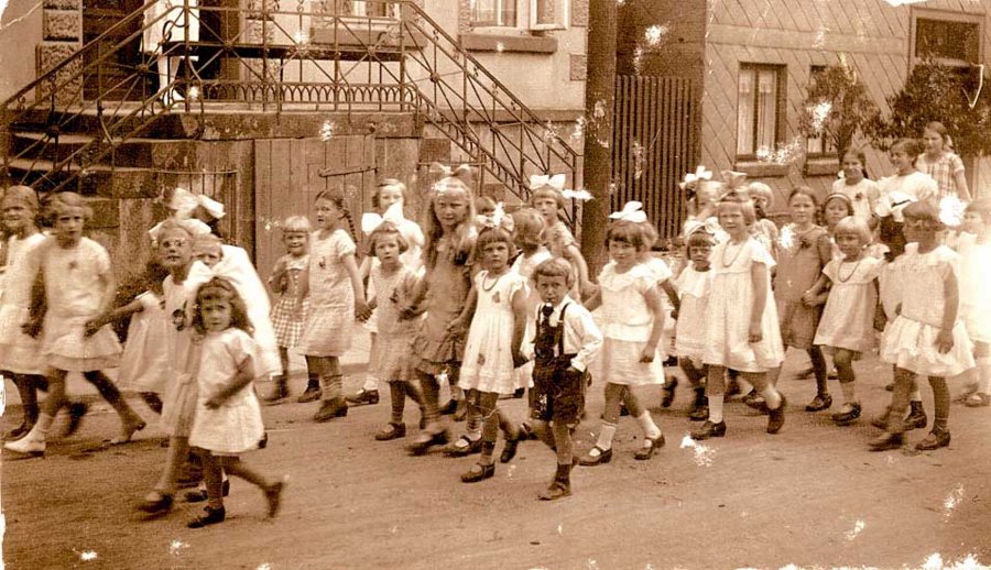 KinderCa1927.jpg